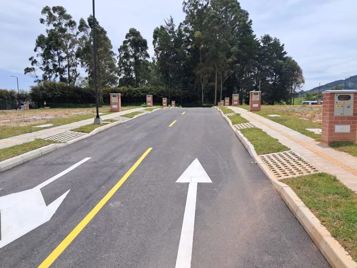 Redes de alcantarillado de aguas lluvias y residuales: 100%